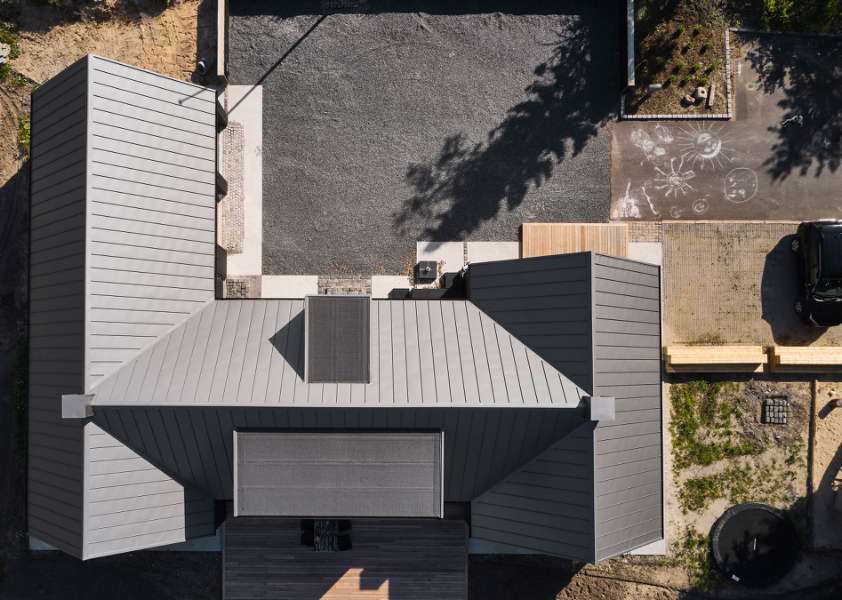 Flaget er hejst for det nye hus med det populære ståltag, Brådalvej 25, 9210 Aalborg SØ